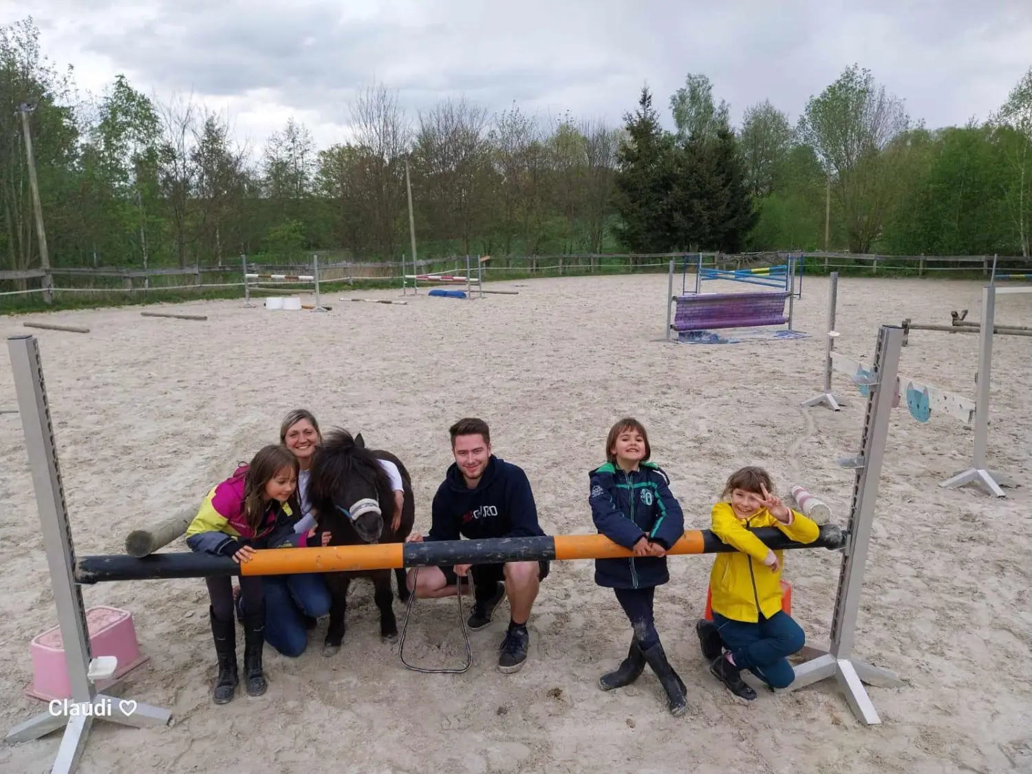 Reitsport Bachmann - Ausbilder und Kinder mit Pony auf dem Hof
