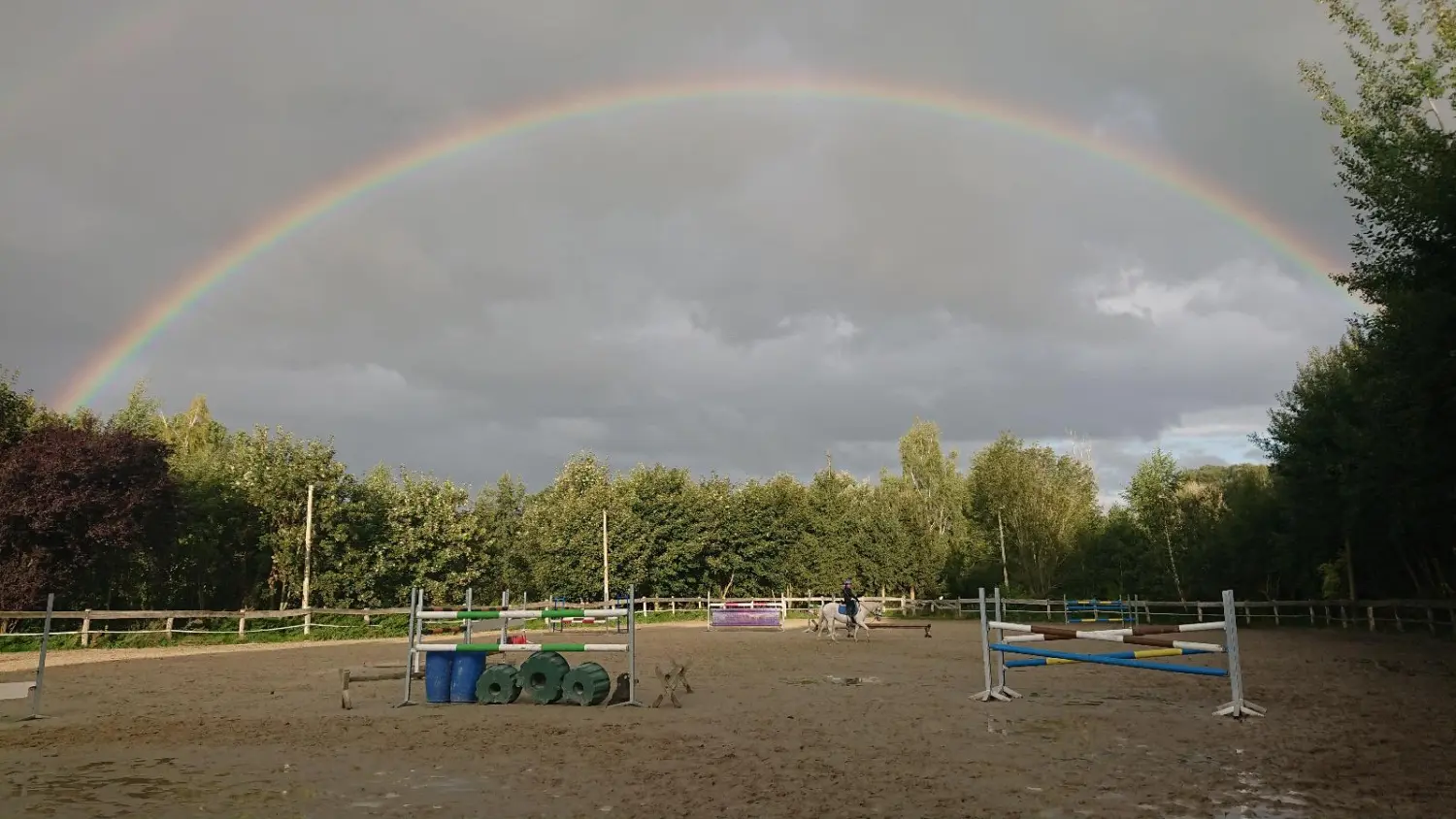 Reitsport Bachmann - Regenbogen über dem Pferdehof