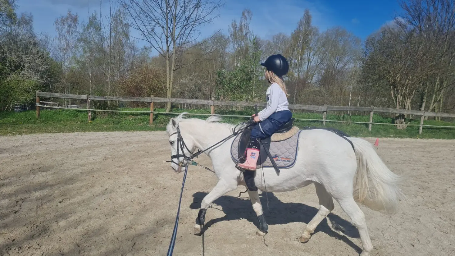 Reitsport Bachmann - Reitferien & Sportunterricht, ein Mädchen auf einem Pony