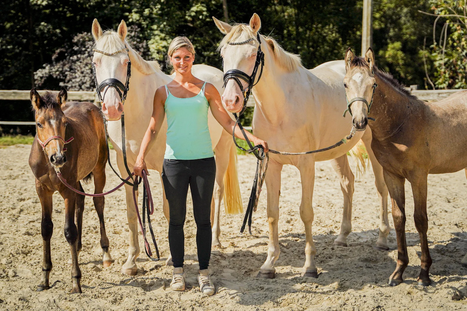 Reitsport Bachmann - Mandy Bachmann mit Pferden auf dem Hof